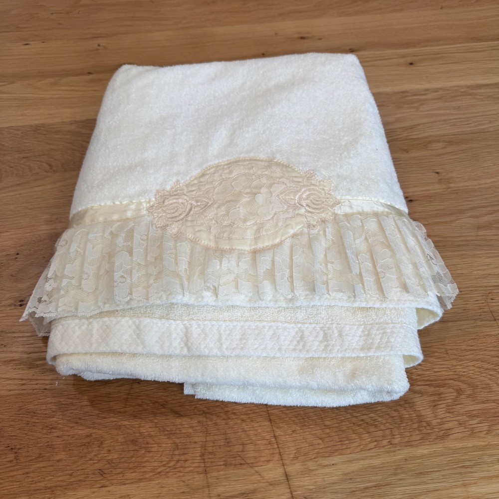 Vintage Avanti Look Cream Lace Ruffle Bath & Hand Towel Set 1978 Cottagecore 2pc